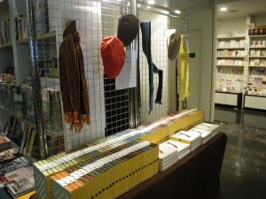 丸善・丸の内本店４Fのエスカレーター前で販売しております