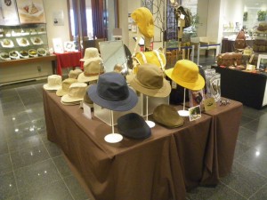 丸善・丸の内本店４Fのエスカレーター前で販売しております