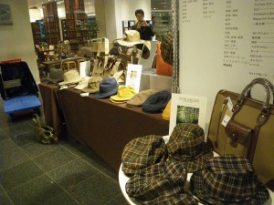丸善 丸ノ内本店 4Fエスカレーター前の販売 スペース